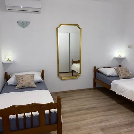 Three Bedroom Between Trogir And Split Appartement